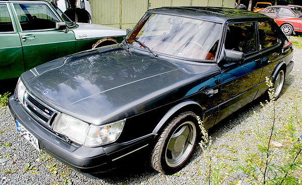 It's a 1989 Saab 900 T8 Special. Or as it is sometimes called “a poor man's 