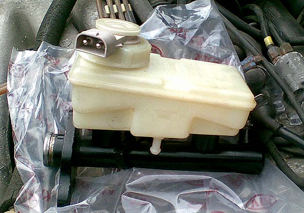brake-master-cylinder-saab The used but good replacement (with new seals)