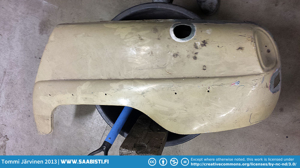 Glassfiber rear fender with the filler tube correctly positioned and a readymade hole for the backup light. They used shortnose directional lighs as backup lights in the rally cars back in the day, so I'll do the same.