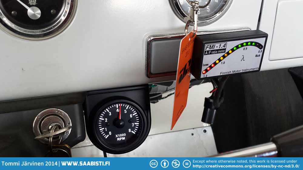 I also bought a nice bracket for the revcounter and attached the lambda gauge on the dash.